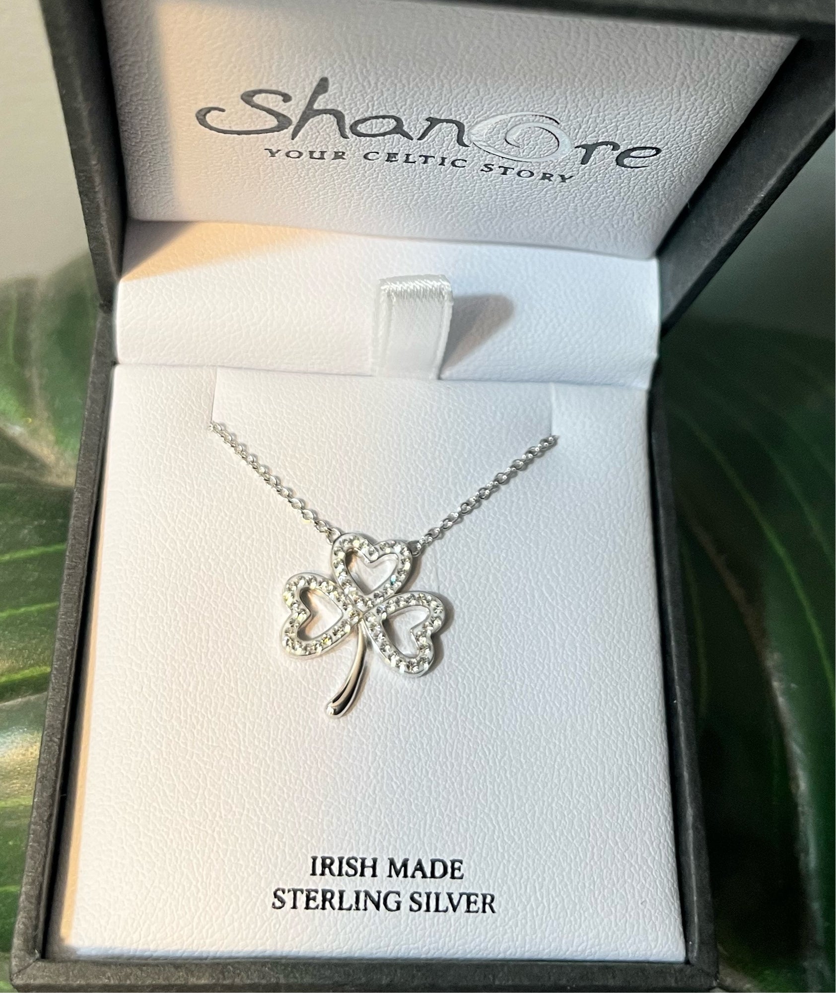 Four Leaf Clover Heart Shaped Swarovski Elements Crystal Rhodium Plated Pendant  Necklace - Green : Dahlia: Amazon.ca: Clothing, Shoes & Accessories